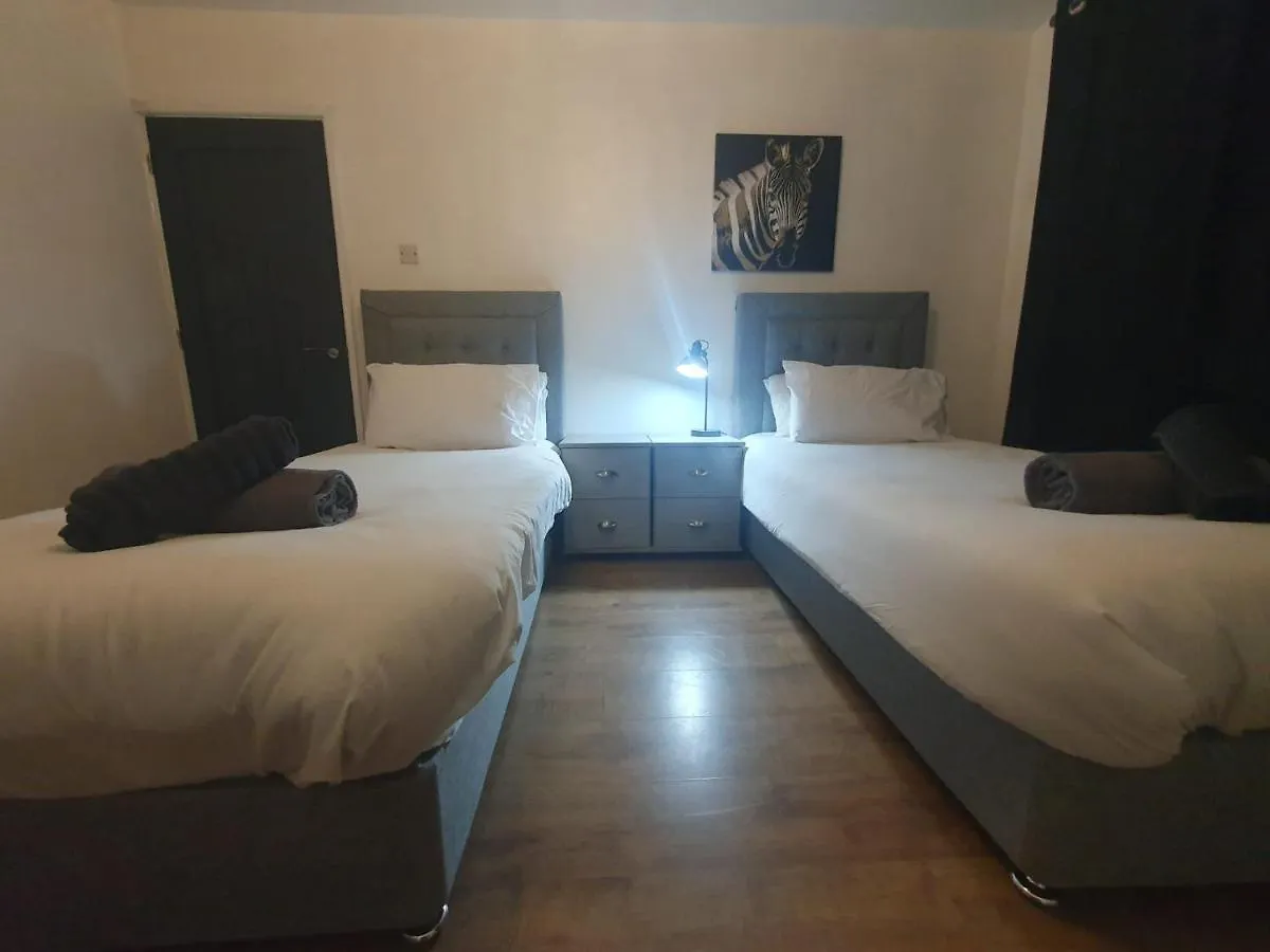Luxury 5 - Spacious Contractor'S Delight With 4 Bedrooms And Ample Driveway Parking Luton  Apartment Luton (Bedfordshire)
